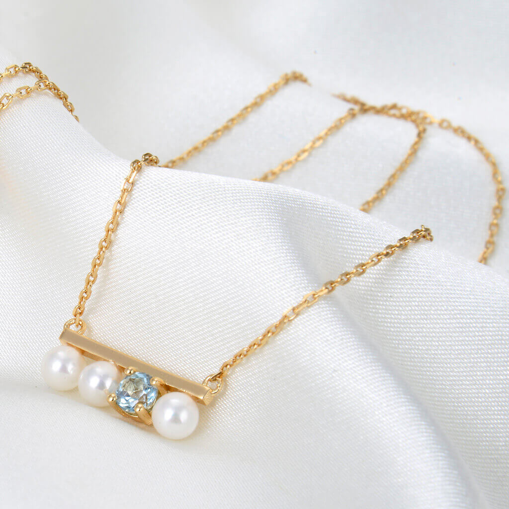 Lamorvita_PearlBlueTopaz_Bar_SilverNecklace_RightScene