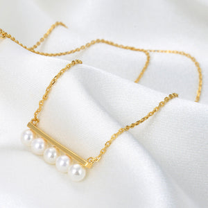 Lamorvita_Pearl_Bar_SilverNecklace_RightScene