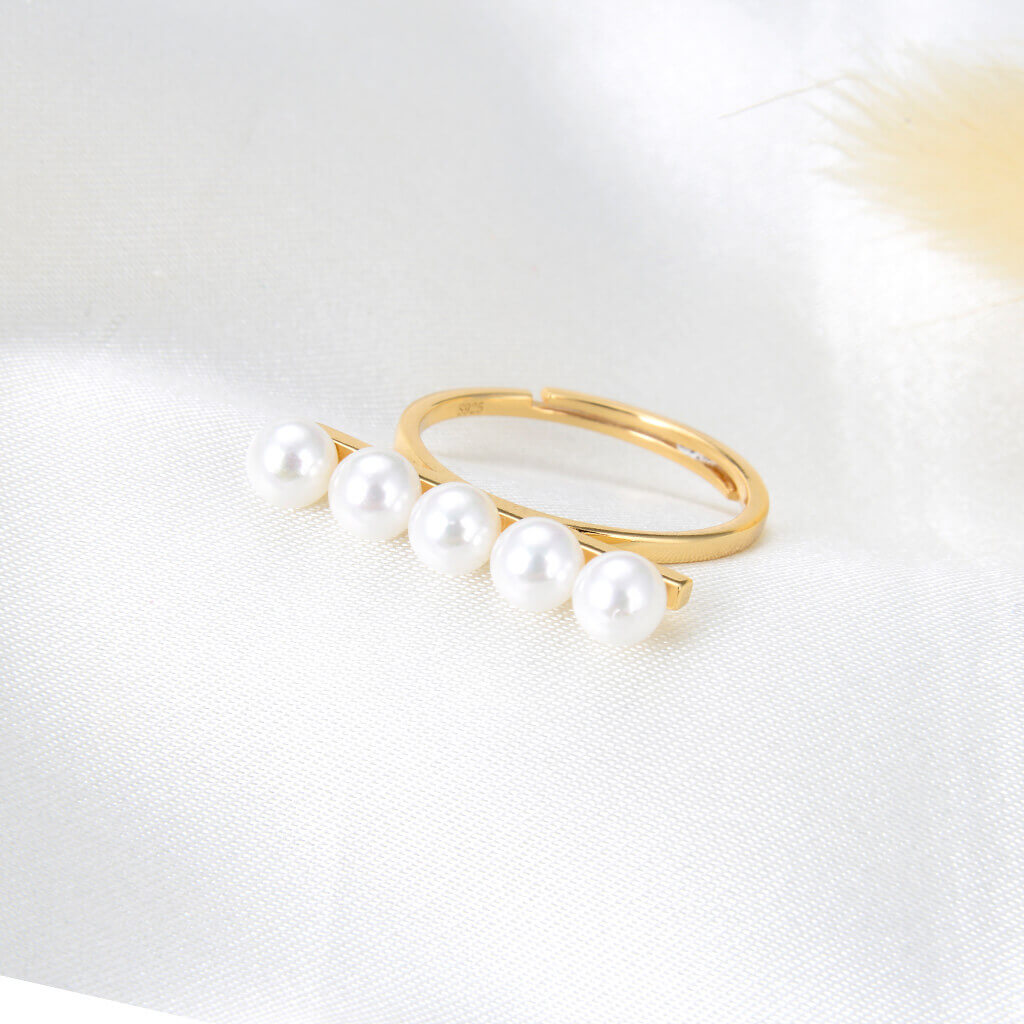 Lamorvita_Pearl_Bar_SilverRing_DownScene