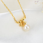 Lamorvita_Pearl_Bow_SilverNecklace_LeftScene