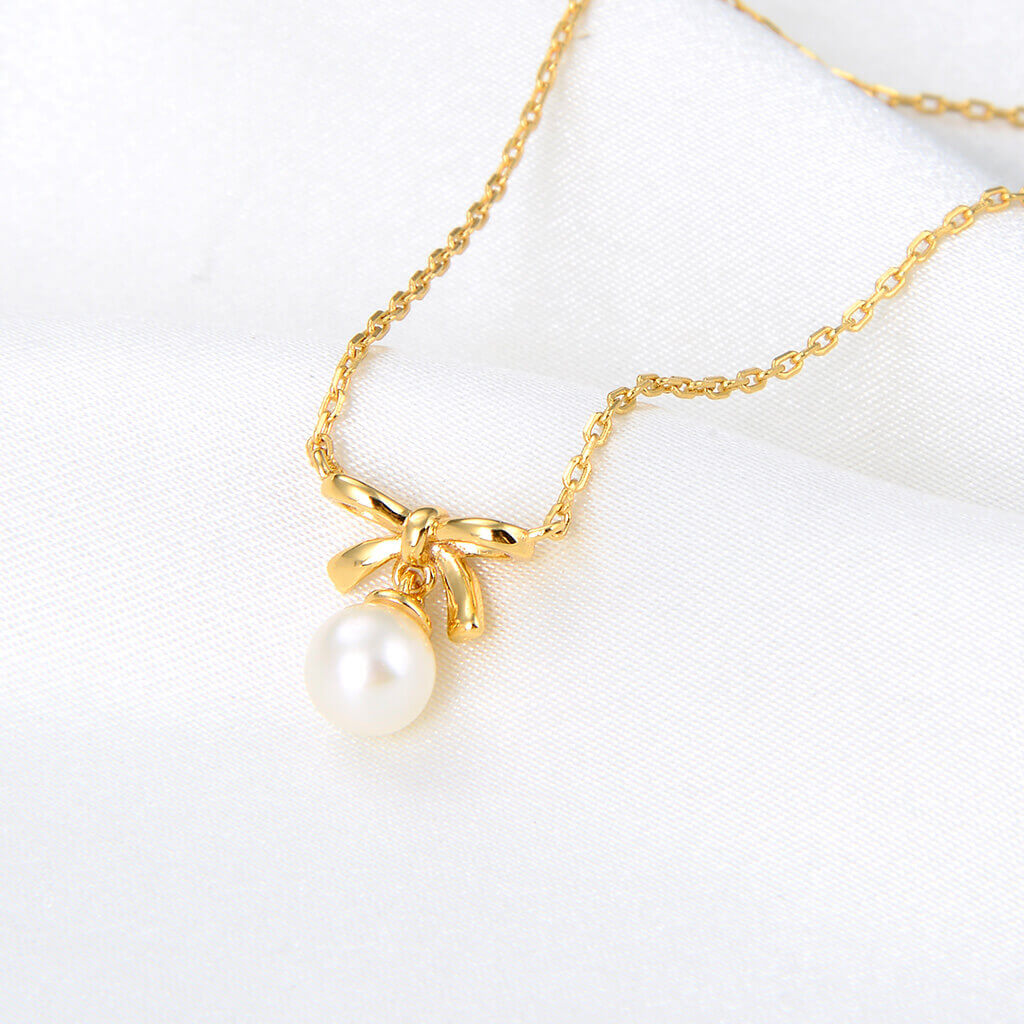 Lamorvita_Pearl_Bow_SilverNecklace_RightScene
