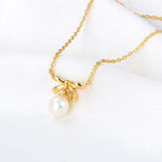 Lamorvita_Pearl_Bow_SilverNecklace_RightScene