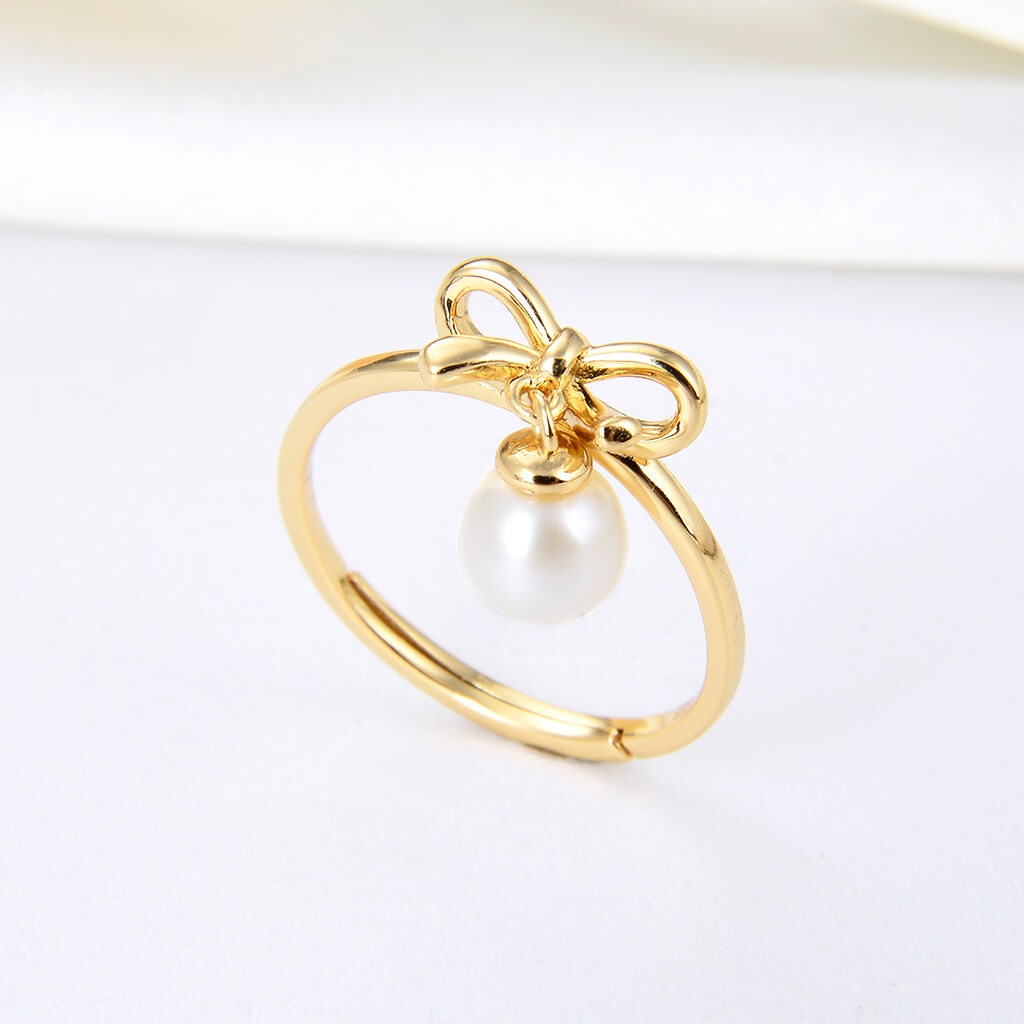 Lamorvita_Pearl_Bow_SilverRing_StandScene