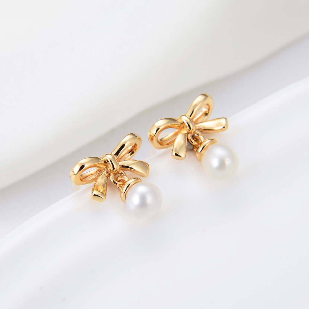 Lamorvita_Pearl_Bow_SilverStudEarrings_LeftScene