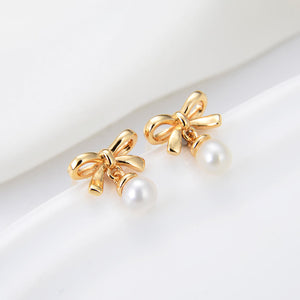 Lamorvita_Pearl_Bow_SilverStudEarrings_LeftScene