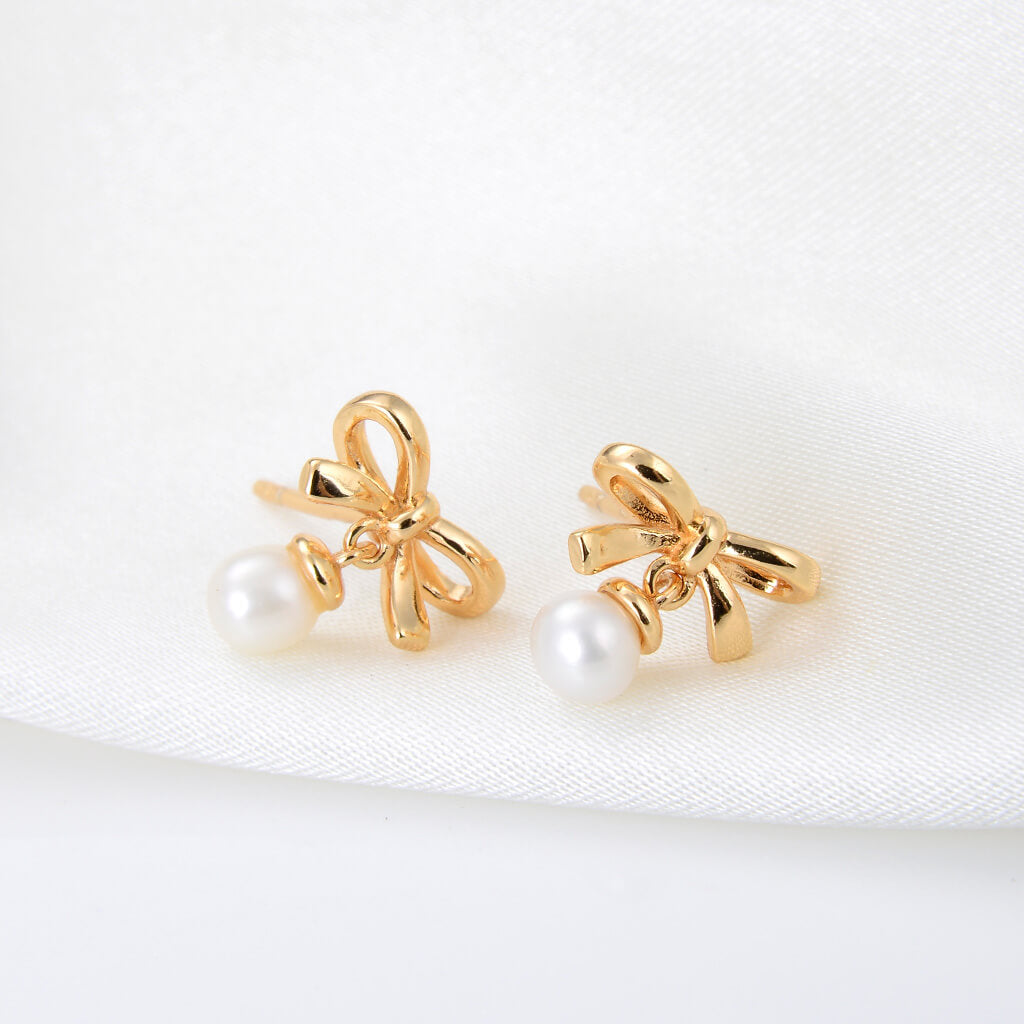 Lamorvita_Pearl_Bow_SilverStudEarrings_RightScene