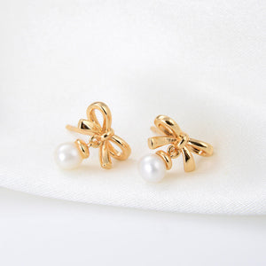 Lamorvita_Pearl_Bow_SilverStudEarrings_RightScene