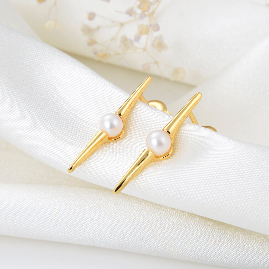 Lamorvita_Pearl_Spike_SilverStudEarrings_RightScene