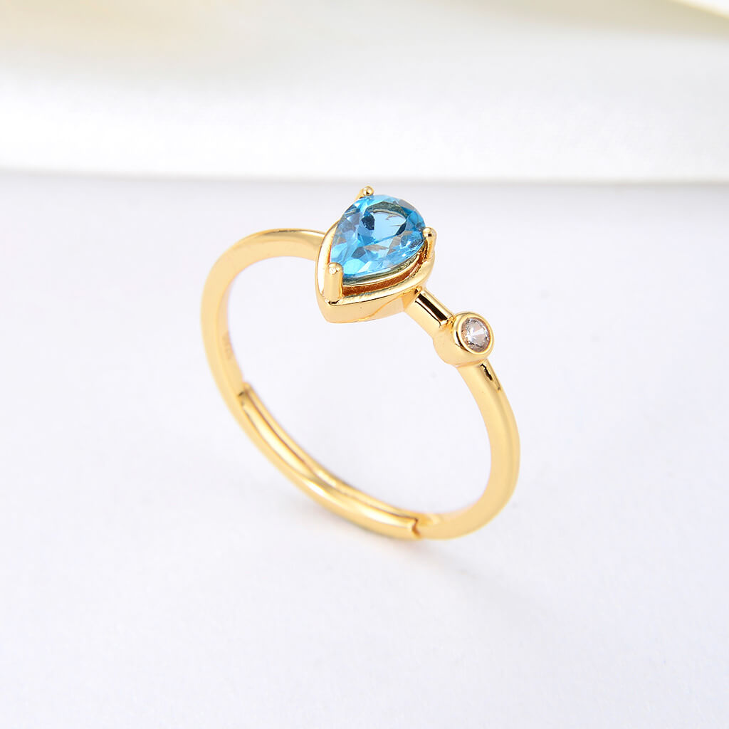 Lamorvita_SwissBlueTopaz_PearShaped_SilverRing_StandScene