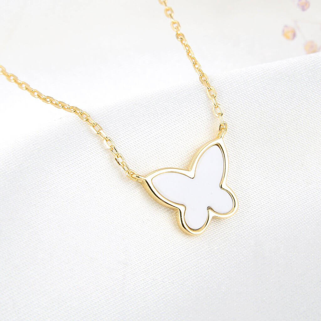 Lamorvita_WhiteAgate_Butterfly_SilverNecklace_RightScene